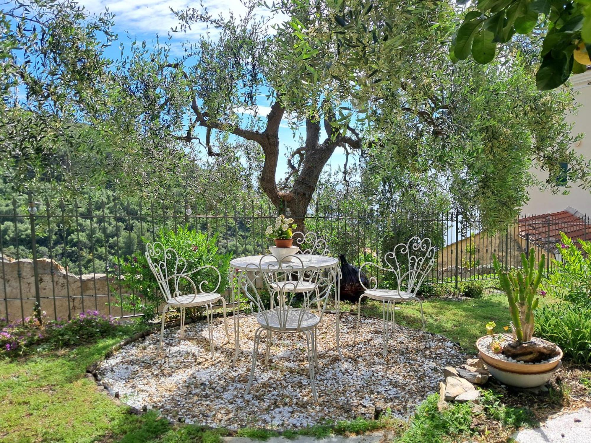 Florinda Lemon'S Suite Cervo Buitenkant foto